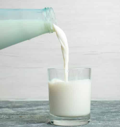 5 อาหารที่กระตุ้นให้เกิดสิว นม